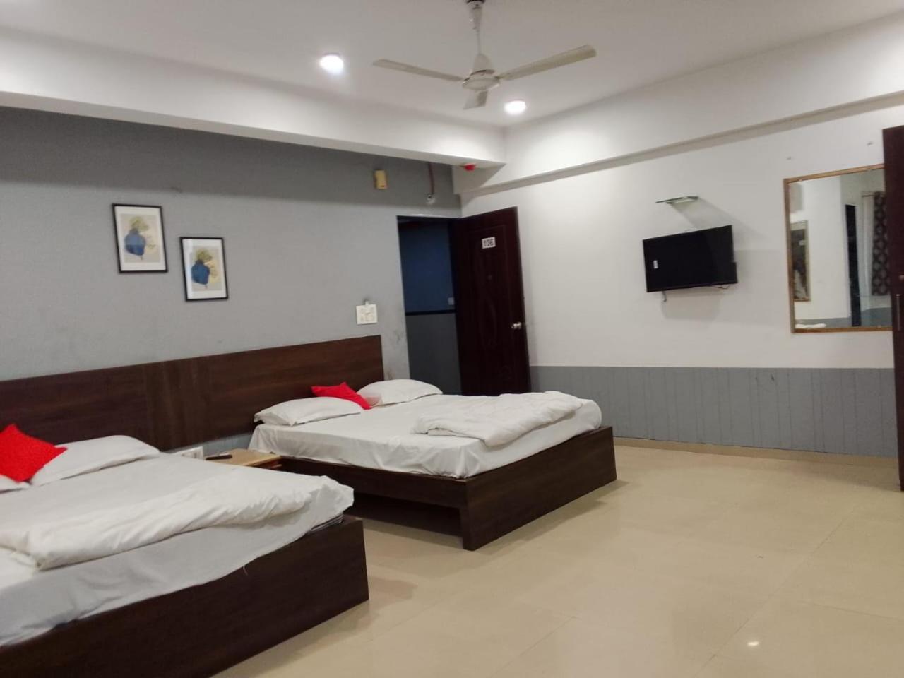 Infinity Rooms & Banquet Surat Exterior photo