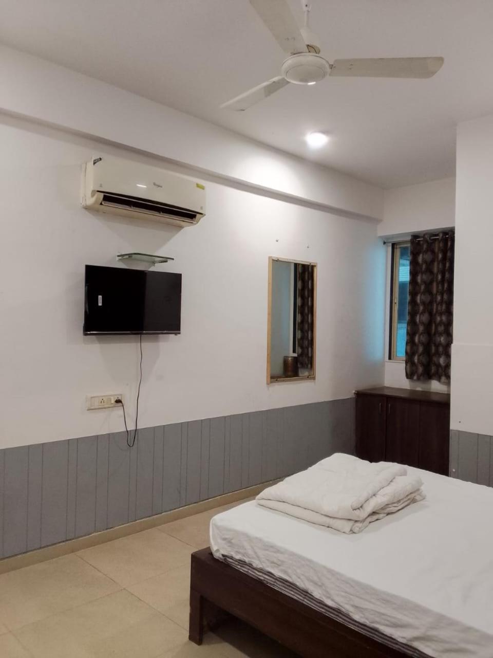 Infinity Rooms & Banquet Surat Exterior photo
